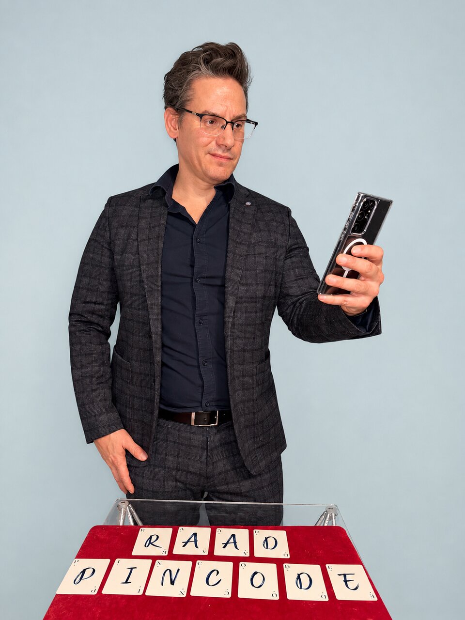 Maarten Bosmans during a mentalism act with a phone and word cards.